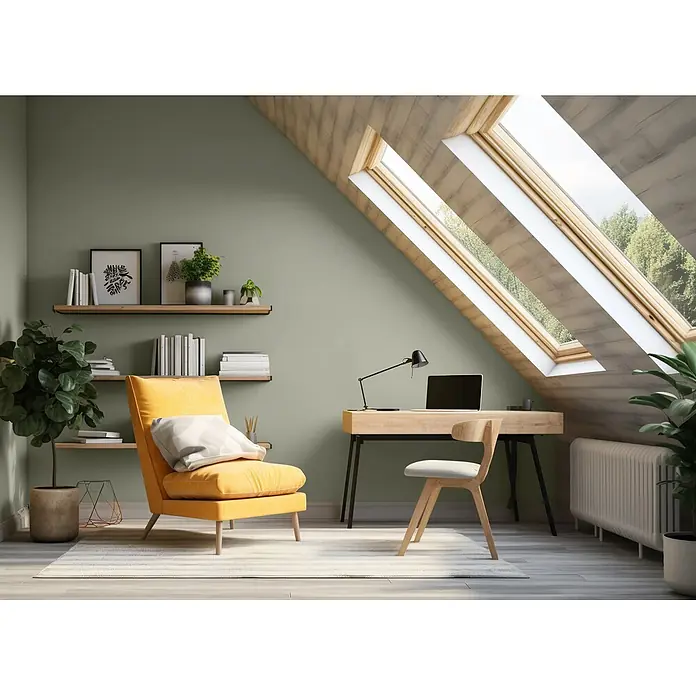 Caleo Color Wandfarbe Lehmfarbe Rosmarin - Rosmarin, Matt, 5 l - Modernes Dachbüro mit Holzschreibtisch, hellem Holzstuhl und gelbem Sessel unter Dachfenstern.