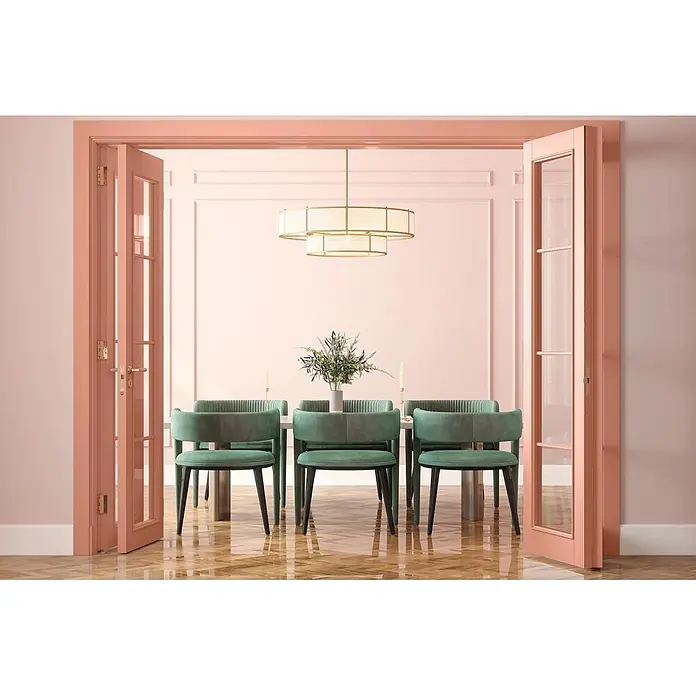 Caleo Color Buntlack Pfirsichduft - Pfirsichduft, Seidenmatt, 0,15 l, Wasserbasiert - Grüne Samt-Esszimmerstühle um einen Tisch in einem schicken rosa Esszimmer.