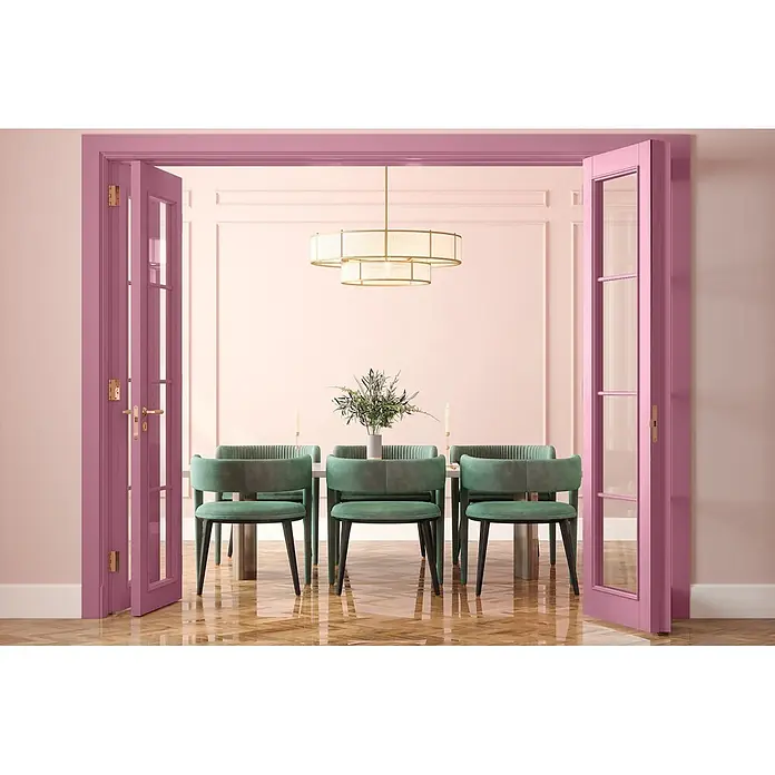 Caleo Color Buntlack Himbeere - Himbeere, Seidenmatt, 0,15 l, Wasserbasiert - Elegantes Esszimmer mit rosa Doppeltüren, grünen Samtstühlen, einem weißen Tisch und einem goldenen Kronleuchter.