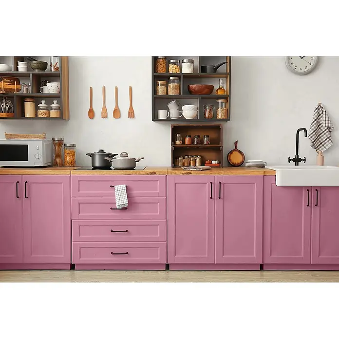 Caleo Color Buntlack Himbeere - Himbeere, Seidenmatt, 0,15 l, Wasserbasiert - Eine moderne Küche mit leuchtend rosa Unterschränken, Holz-Arbeitsplatten und offenen Regalen voller Küchenutensilien.