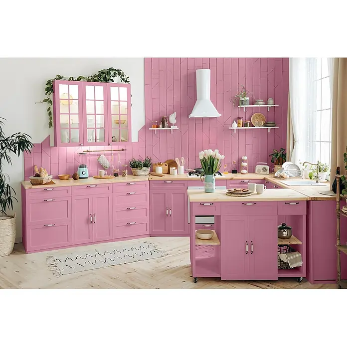 Caleo Color Buntlack Himbeere - Himbeere, Seidenmatt, 0,15 l, Wasserbasiert - Eine leuchtend rosa Küche mit U-förmigen Schränken, hellen Holz-Arbeitsplatten, einer passenden Insel und rosa gefliesten Wänden.