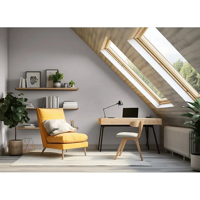 Caleo Color Wandfarbe Lehmfarbe Graureiher - Graureiher, Matt, 0,15 l - Helles Dachboden-Homeoffice mit hellem Holzschreibtisch, Laptop, gelbem Sessel, Regalen und Dachfenstern, schafft einen gemütlichen Arbeitsbereich.