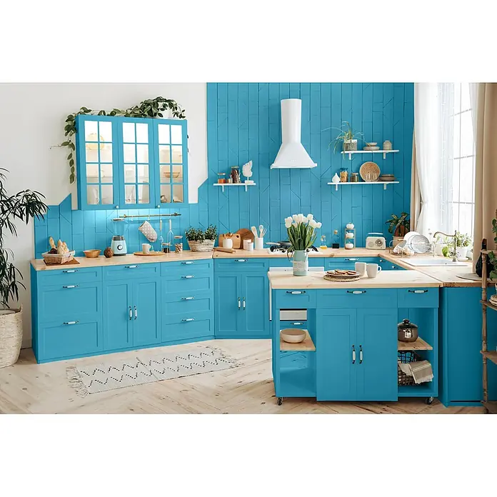 Caleo Color Buntlack Wellenspiel - Wellenspiel, Seidenmatt, 0,68 l, Wasserbasiert - Helle blaue Küche mit Holzarbeitsplatten, einer Insel und integrierten Geräten, die ein lebendiges und funktionales Design zeigt.