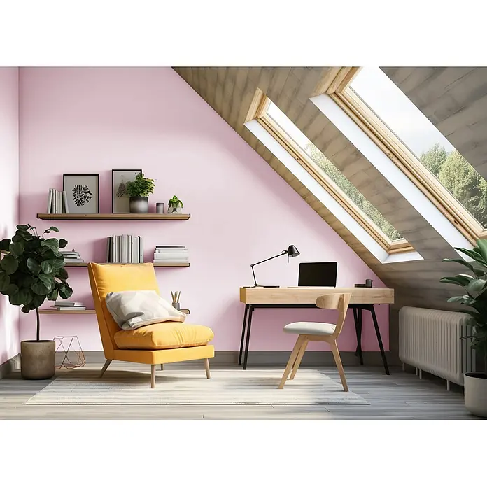 Caleo Color Wandfarbe Lehmfarbe Zuckerwatte - Zuckerwatte, Matt, 2,25 l - Gemütliches rosa Dachbüro mit gelbem Sessel, Holzschreibtisch und Dachfenstern, das einen hellen und bequemen Arbeitsbereich schafft.