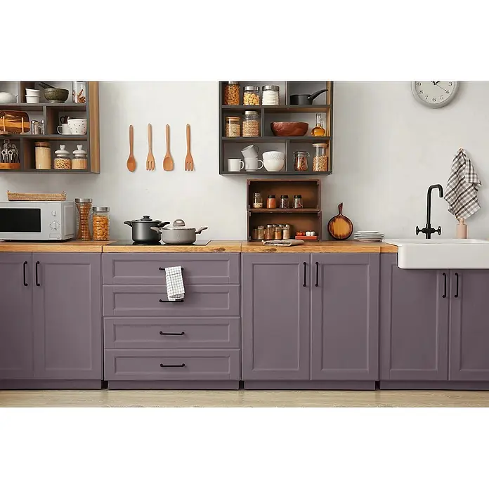 Caleo Color Buntlack Lavendel - Lavendel, Seidenmatt, 0,68 l, Wasserbasiert - Matt-lila-graue Küchenschränke mit Holz-Arbeitsplatten und offenen Wandregalen, gefüllt mit Gläsern, Gewürzen und Geschirr, mit Spüle und Herd.