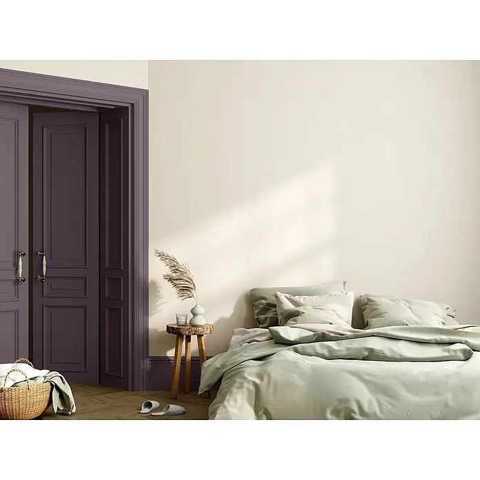 Caleo Color Buntlack Lavendel - Lavendel, Seidenmatt, 0,68 l, Wasserbasiert - Ein Schlafzimmer mit dunkelvioletten Kassettentüren, hellcremefarbenen Wänden und einem Bett mit hellgrüner Bettwäsche.