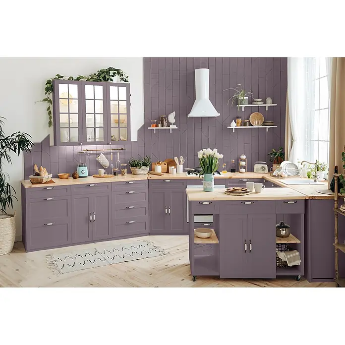 Caleo Color Buntlack Lavendel - Lavendel, Seidenmatt, 0,68 l, Wasserbasiert - Eine stilvolle lila Küche mit Holzarbeitsplatten und U-förmigem Grundriss.
