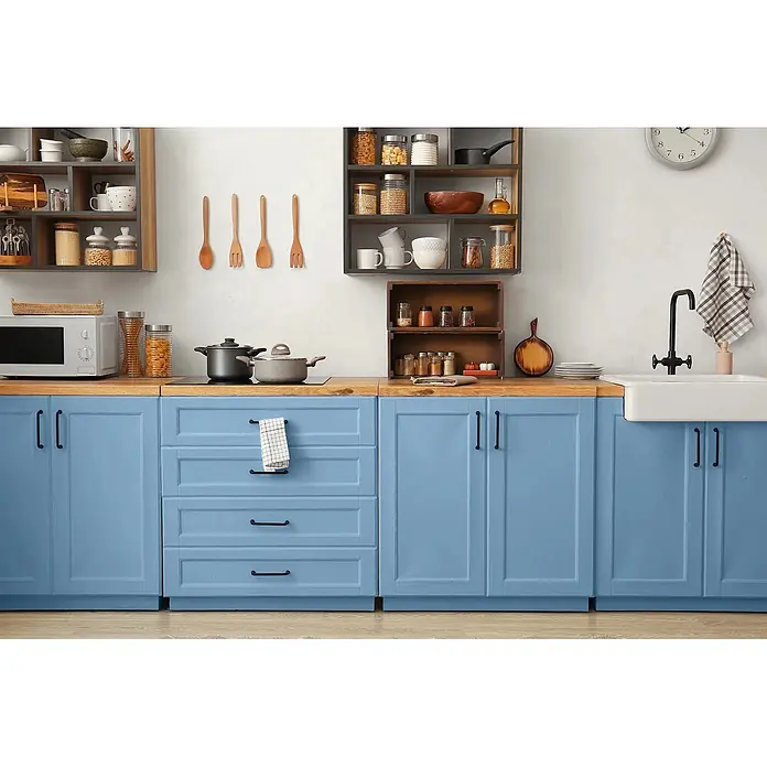Caleo Color Buntlack Sommerregen - Sommerregen, Seidenmatt, 0,15 l, Wasserbasiert - Eine moderne Küche mit hellblauen Unterschränken, hellen HolzArbeitsplatten und verschiedenen Küchenaccessoires.