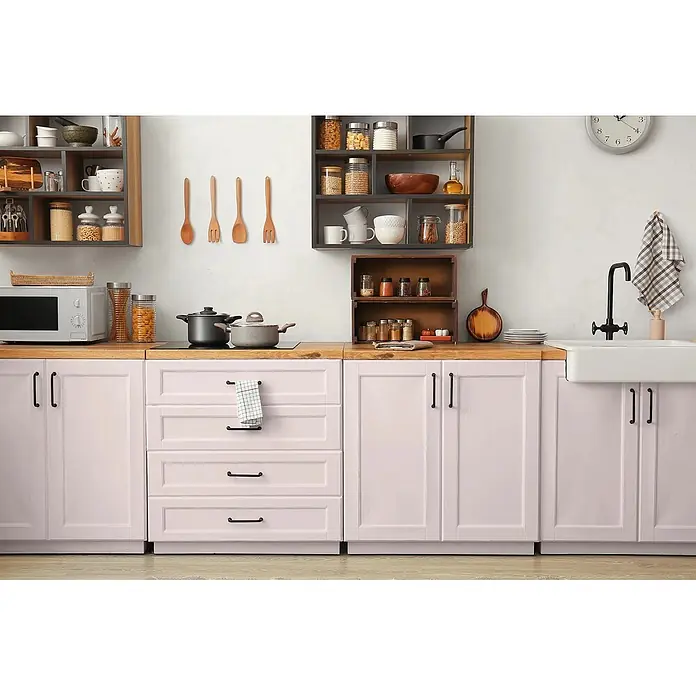 Caleo Color Buntlack Weidenkätzchen - Weidenkätzchen, Seidenmatt, 0,68 l, Wasserbasiert - Moderne Küche mit hellrosa Schränken und Holztheken, ausgestattet mit einem Spülbecken im Landhausstil und diversen Stauraumlösungen.