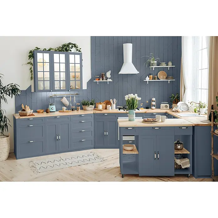 Caleo Color Buntlack Wolkenbett - Wolkenbett, Seidenmatt, 0,15 l, Wasserbasiert - Moderne Küche mit dunkelblaugrauen Schränken und hellen Holztheken, L-förmigem Layout und Kücheninsel.