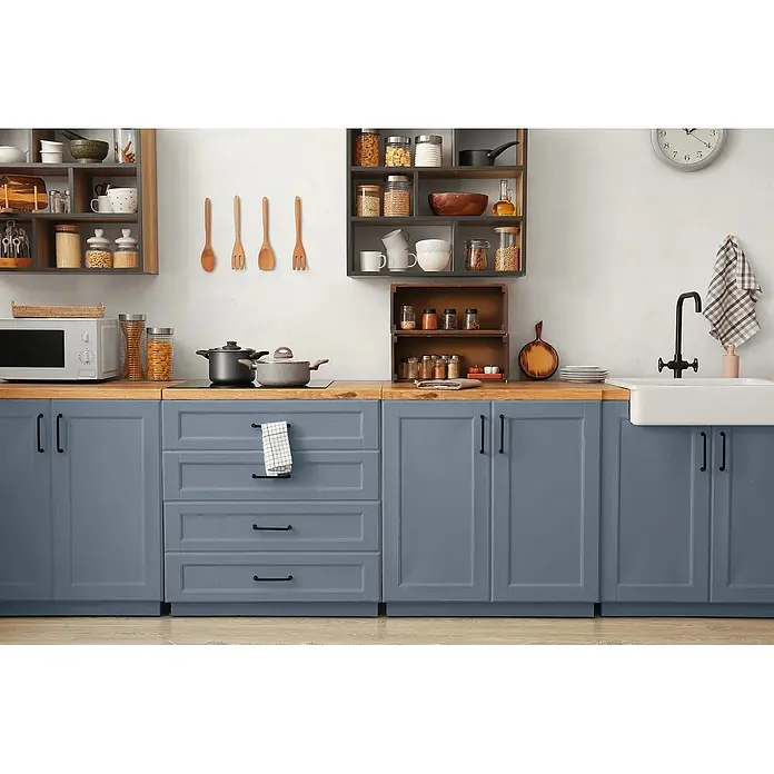 Caleo Color Buntlack Wolkenbett - Wolkenbett, Seidenmatt, 0,15 l, Wasserbasiert - Blau-graue Küchenschränke mit schlanken schwarzen Griffen und Arbeitsplatten aus Naturholz in einer modernen Küche.