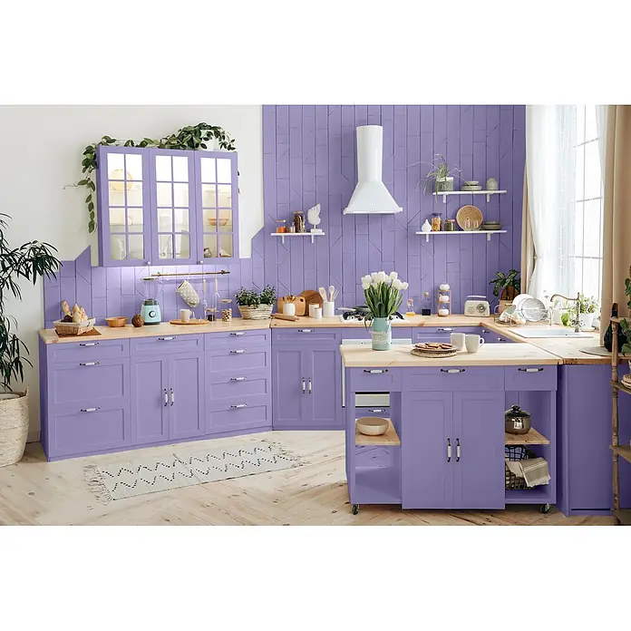 Caleo Color Buntlack Veilchenblüte - Veilchenblüte, Seidenmatt, 0,15 l, Wasserbasiert - Moderne Küche mit lavendelfarbenen Schränken und hellen Holztheken vor einer gefliesten lila Wand.