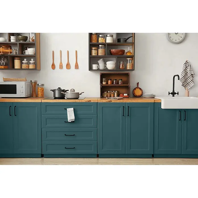 Caleo Color Buntlack Sommergewitter - Sommergewitter, Seidenmatt, 0,68 l, Wasserbasiert - Moderne Küche mit petrolblauen Unterschränken, hellen Holztheken. Mit Spüle, Herd, Mikrowelle und offenen Regalen.