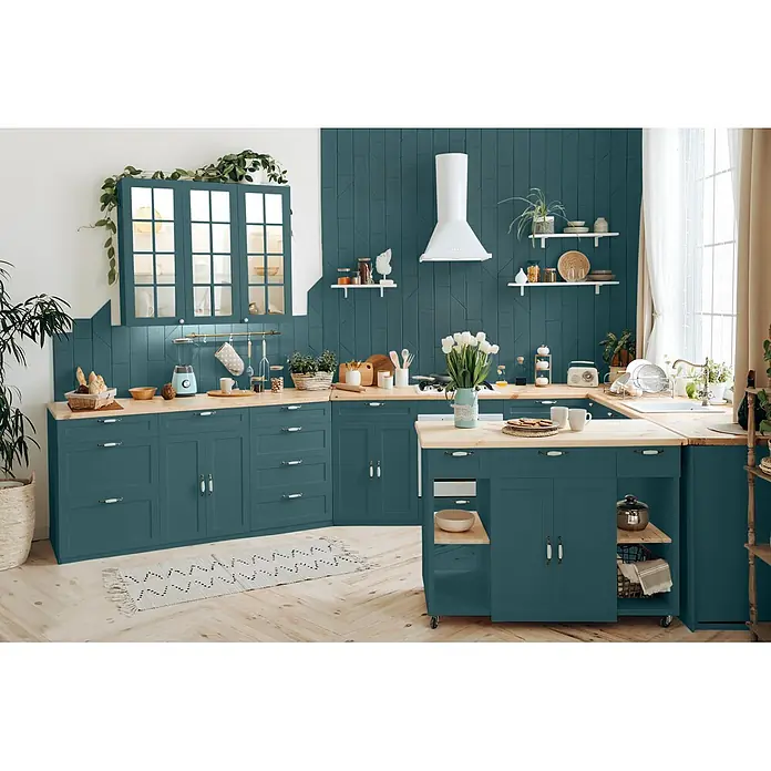 Caleo Color Buntlack Sommergewitter - Sommergewitter, Seidenmatt, 0,68 l, Wasserbasiert - Eine moderne Küche mit türkisfarbenen Schränken und hellen Holz-Arbeitsplatten, die eine funktionale Einrichtung zeigt.