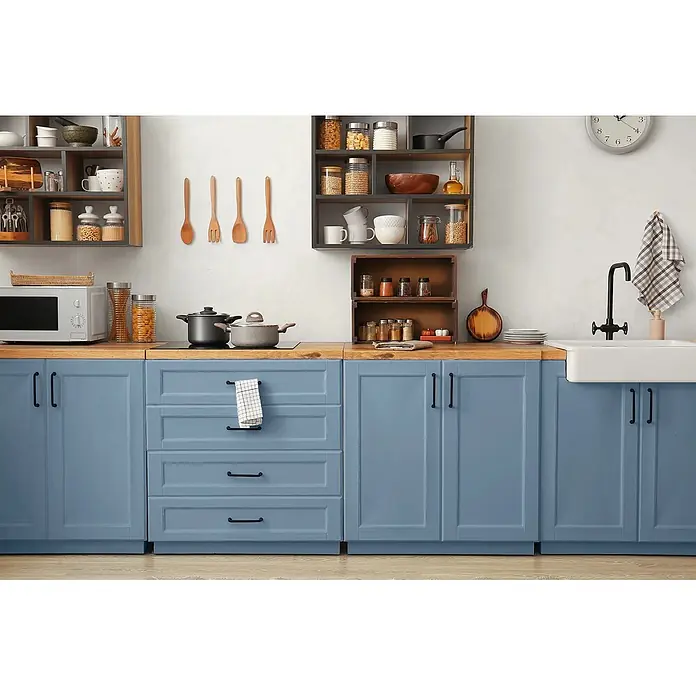 Caleo Color Buntlack Morgennebel - Morgennebel, Seidenmatt, 0,68 l, Wasserbasiert - Eine moderne Küche mit blauen Schränken, Holz-Arbeitsplatten und offenen Regalen, ausgestattet mit diversen Küchenutensilien.
