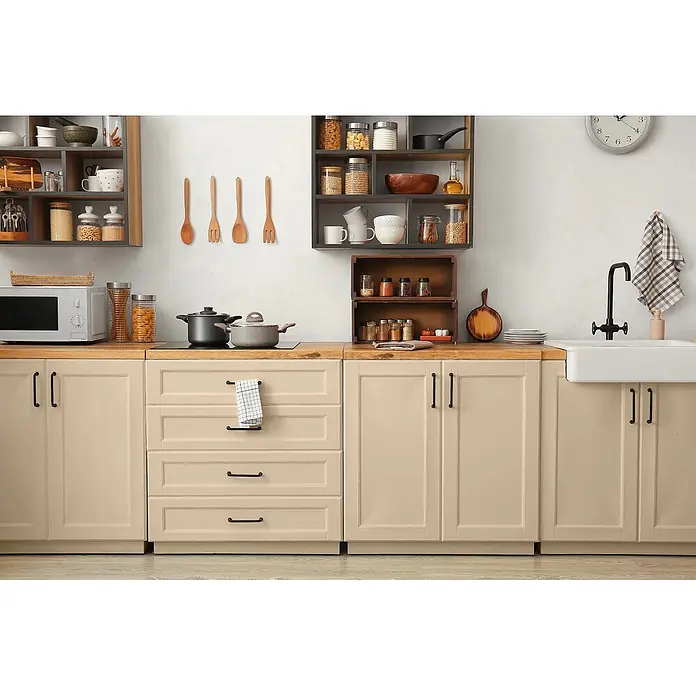 Caleo Color Buntlack Königsfelsen - Königsfelsen, Seidenmatt, 0,15 l, Wasserbasiert - Moderne Küche mit hellbeigen Schränken, Holzplatten, offenen Regalen und Kochutensilien.