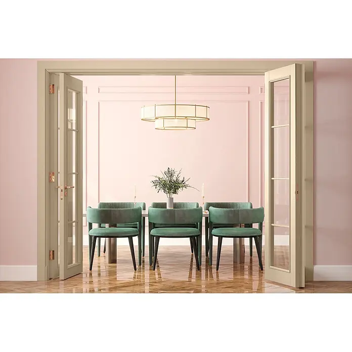Caleo Color Buntlack Königsfelsen - Königsfelsen, Seidenmatt, 0,15 l, Wasserbasiert - Helle beige Flügeltüren mit roségoldenen Beschlägen öffnen sich in ein Esszimmer.