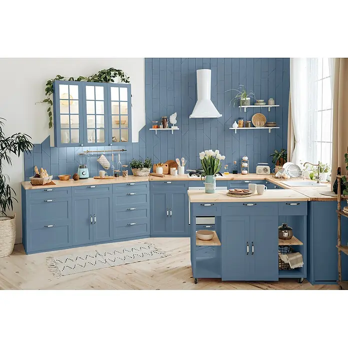 Caleo Color Buntlack Morgennebel - Morgennebel, Seidenmatt, 0,68 l, Wasserbasiert - Geräumige Küche mit blauen Schrankfronten im Shaker-Stil und hellen Holz-Arbeitsplatten, inklusive Kücheninsel und offenen Regalen.