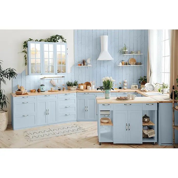 Caleo Color Buntlack Morgentau - Morgentau, Seidenmatt, 0,15 l, Wasserbasiert - Eine hellblaue Küche mit Arbeitsplatten aus Holz und verschiedenen Küchenaccessoires, mit offenen Regalen und einer Kücheninsel.