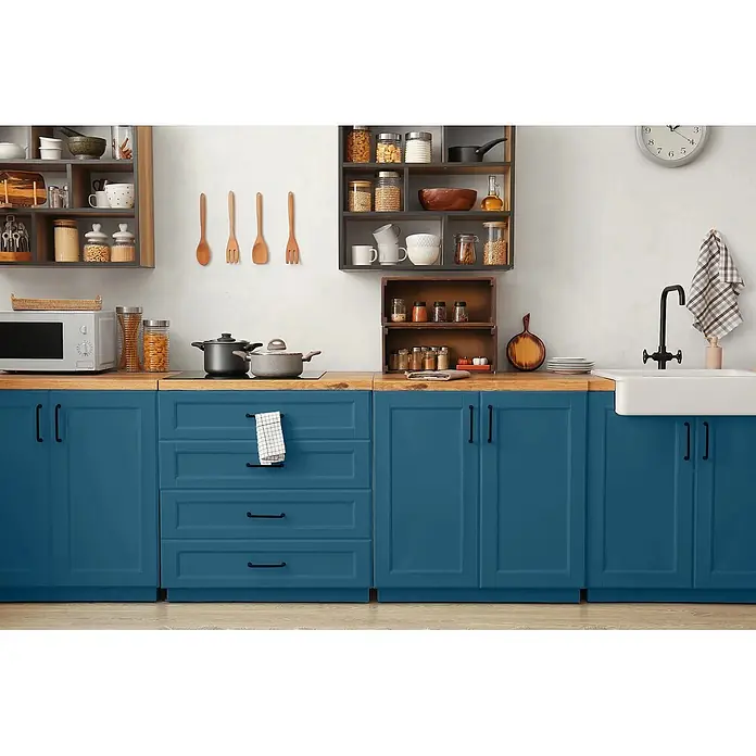 Caleo Color Buntlack Walgesang - Walgesang, Seidenmatt, 0,15 l, Wasserbasiert - Blaue Küchenschränke mit schwarzen Griffen und Holztheken in einer modernen Küche.