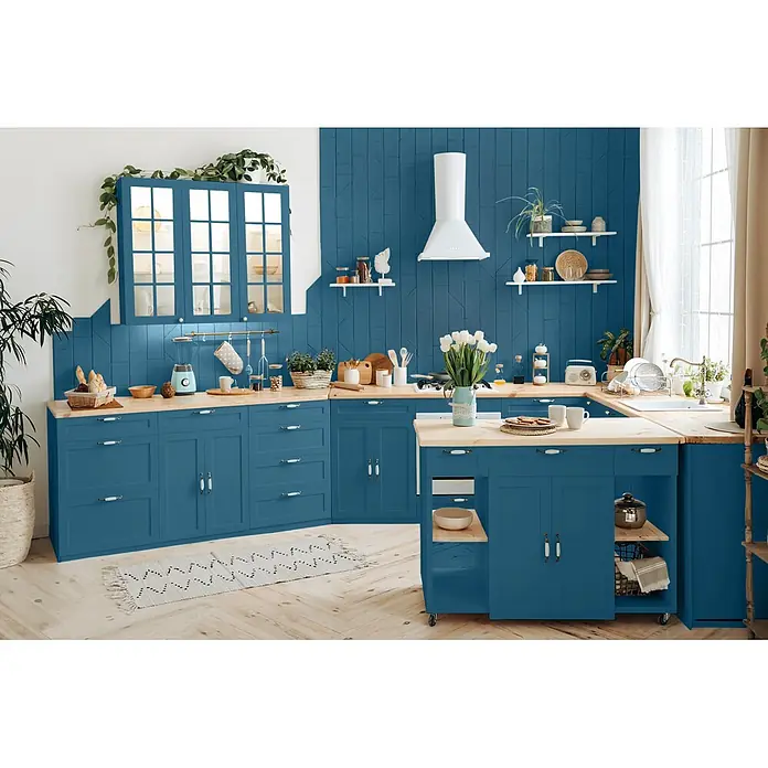 Caleo Color Buntlack Walgesang - Walgesang, Seidenmatt, 0,15 l, Wasserbasiert - Eine moderne L-förmige Küche mit blauen Schränken und hellen Holzarbeitsplatten, komplett mit einer Kücheninsel und Utensilien.