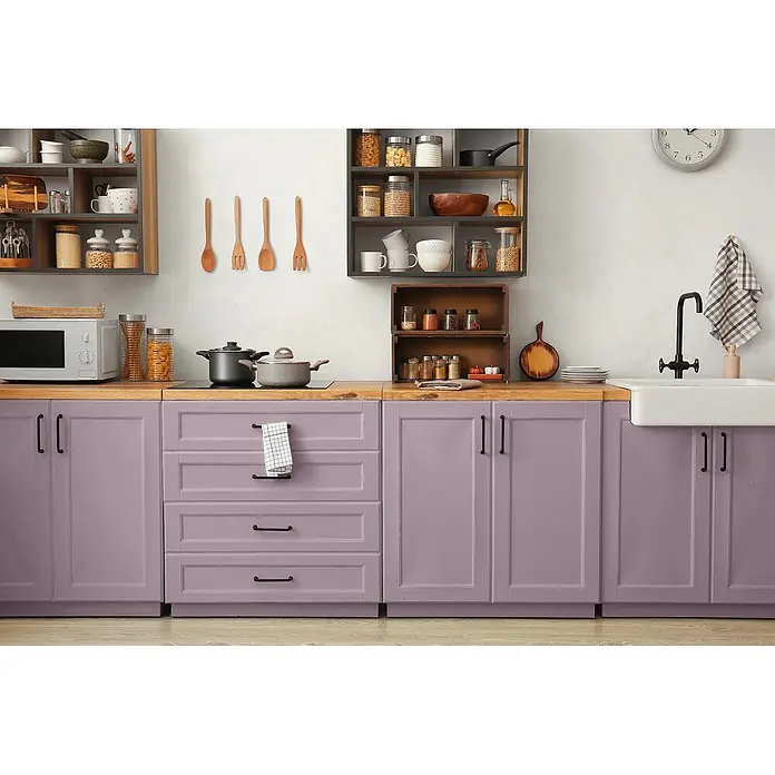 Caleo Color Buntlack Traumfänger - Traumfänger, Seidenmatt, 0,15 l, Wasserbasiert - Moderne Küche mit lila-farbenen Holzschränken und Schubladen mit dunklen Griffen, hellen Holz-Arbeitsplatten und offenen Regalen.