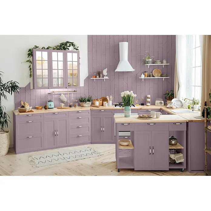 Caleo Color Buntlack Traumfänger - Traumfänger, Seidenmatt, 0,15 l, Wasserbasiert - Eine moderne Küche mit lila Schränken und hellen Holz-Arbeitsplatten, U-förmig angeordnet mit einer mobilen Insel.