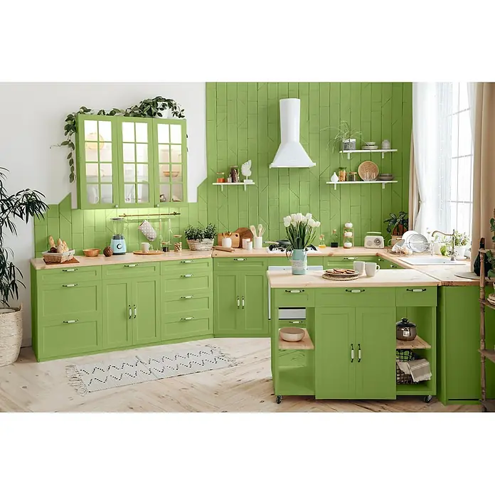 Caleo Color Buntlack Gingko - Gingko, Seidenmatt, 0,68 l, Wasserbasiert - Grüne Küchenschränke mit hellen Holzarbeitsplatten, passender Insel und U-förmigem Layout.
