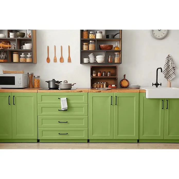 Caleo Color Buntlack Gingko - Gingko, Seidenmatt, 0,68 l, Wasserbasiert - Moderne Küche mit leuchtend grünen Unterschränken, Holzarbeitsplatten und offenen Regalen, ausgestattet mit Geräten und Kochgeschirr.