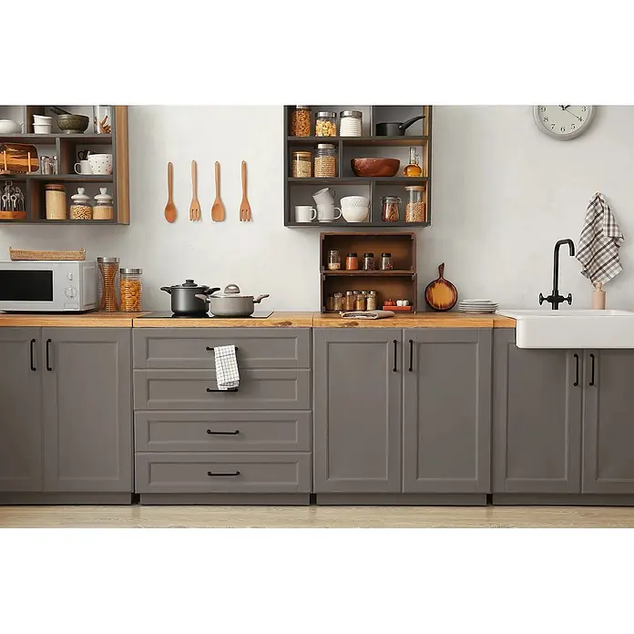 Caleo Color Buntlack Waldeule - Waldeule, Seidenmatt, 0,15 l, Wasserbasiert - Moderne Küche mit grauen Schränken, Holz-Arbeitsplatten, offenen Regalen und Geräten, inklusive weißer Spüle und schwarzem Wasserhahn.