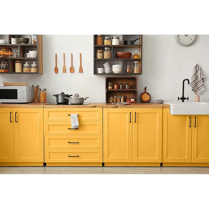 Caleo Color Buntlack Bienenwabe - Bienenwabe, Seidenmatt, 0,15 l, Wasserbasiert - Leuchtend gelbe Küchenschränke mit Holz-Arbeitsplatten, integrierter Spüle, Herd und Mikrowelle, mit verschiedenen Regalen und Kochutensilien.