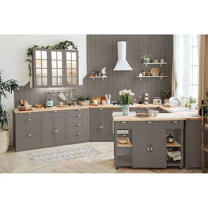 Caleo Color Buntlack Waldeule - Waldeule, Seidenmatt, 0,15 l, Wasserbasiert - Moderne graue Küche mit hellen Holz-Arbeitsplatten, die Funktionalität und gemütliches Design zeigt.