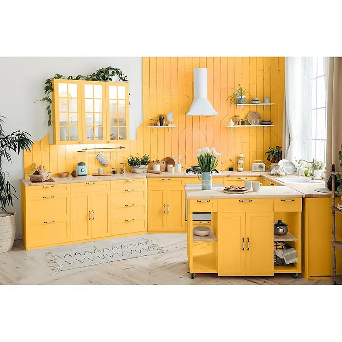 Caleo Color Buntlack Bienenwabe - Bienenwabe, Seidenmatt, 0,15 l, Wasserbasiert - Eine leuchtend gelbe Küche mit Schränken und einer mobilen Insel mit hellen Holzplatten, geschmückt mit Pflanzen und Küchenutensilien.