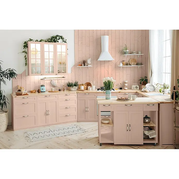 Caleo Color Buntlack Wüstenwind - Wüstenwind, Seidenmatt, 0,15 l, Wasserbasiert - Eine gemütliche Küche mit hellrosa Unter- und Vitrinenschränken, hellen Holz-Arbeitsplatten und einem hellen Holzfußboden.