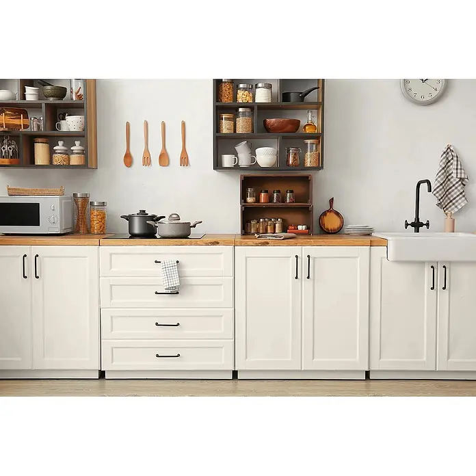 Caleo Color Buntlack Lammwolle - Lammwolle, Seidenmatt, 0,15 l, Wasserbasiert - Moderne Küche mit cremefarbenen Unterschränken, Arbeitsplatten aus Holz und offenen Regalen, gefüllt mit Gläsern und Geschirr.