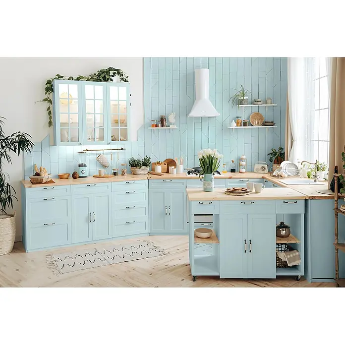 Caleo Color Buntlack Eisblume - Eisblume, Seidenmatt, 0,68 l, Wasserbasiert - Eine helle, moderne Küche mit hellblauen Schränken, Holz-Arbeitsplatten und L-förmigem Grundriss mit Insel.