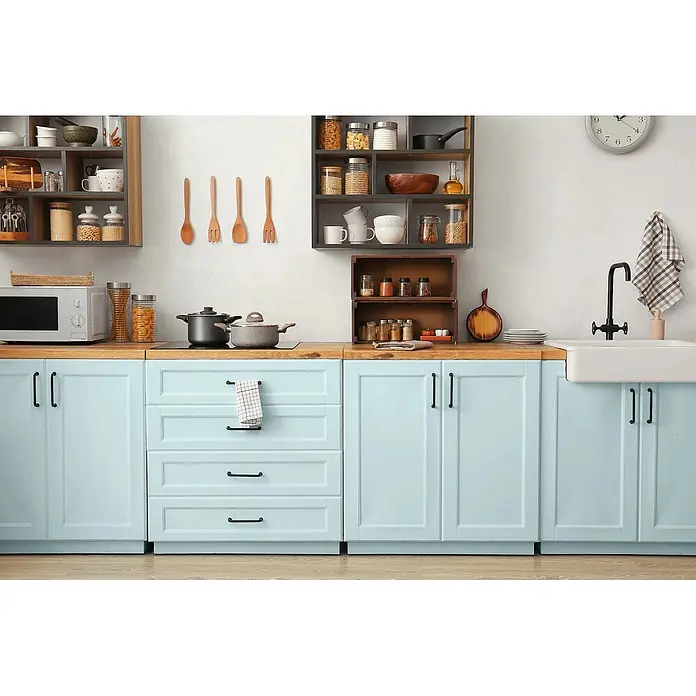 Caleo Color Buntlack Eisblume - Eisblume, Seidenmatt, 0,68 l, Wasserbasiert - Moderne Küche mit hellblauen Schränken, Holz-Arbeitsplatten und verschiedenen Küchenutensilien und Geräten.