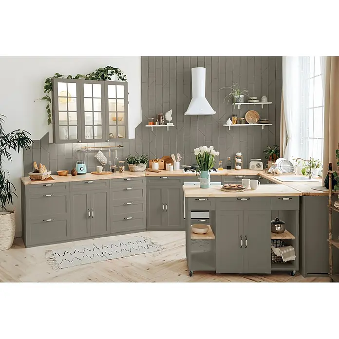 Caleo Color Buntlack Mangrovenwald - Mangrovenwald, Seidenmatt, 0,15 l, Wasserbasiert - Moderne Küche mit grauen Schränken, hellen Holz-Arbeitsplatten und Kücheninsel, dekoriert mit Pflanzen und weißen Tulpen.