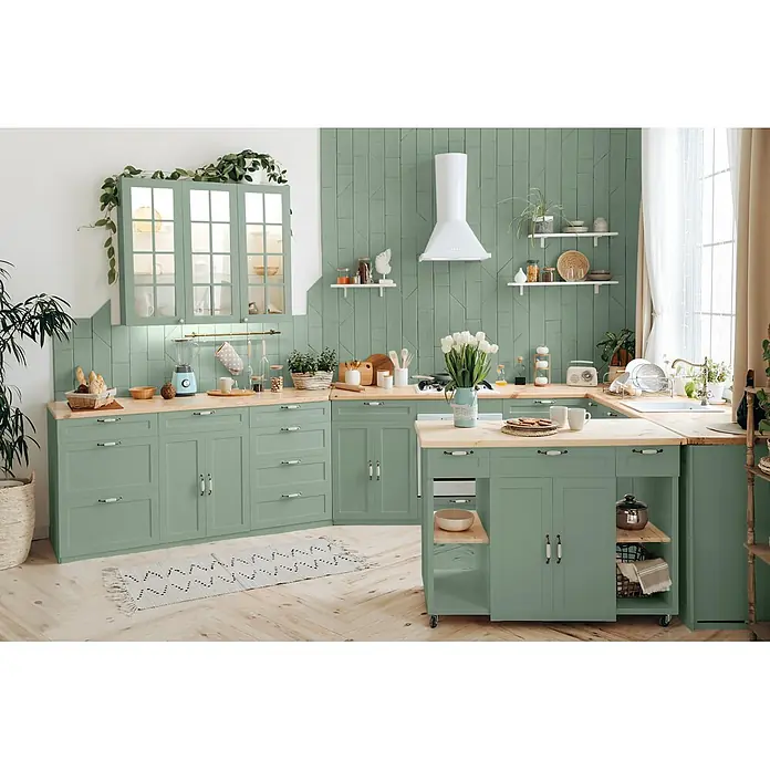 Caleo Color Buntlack Jura - Jura, Seidenmatt, 0,15 l, Wasserbasiert - Eine helle, moderne salbeigrüne Küche mit hellen Holztheken, weißen Geräten und Zierpflanzen.