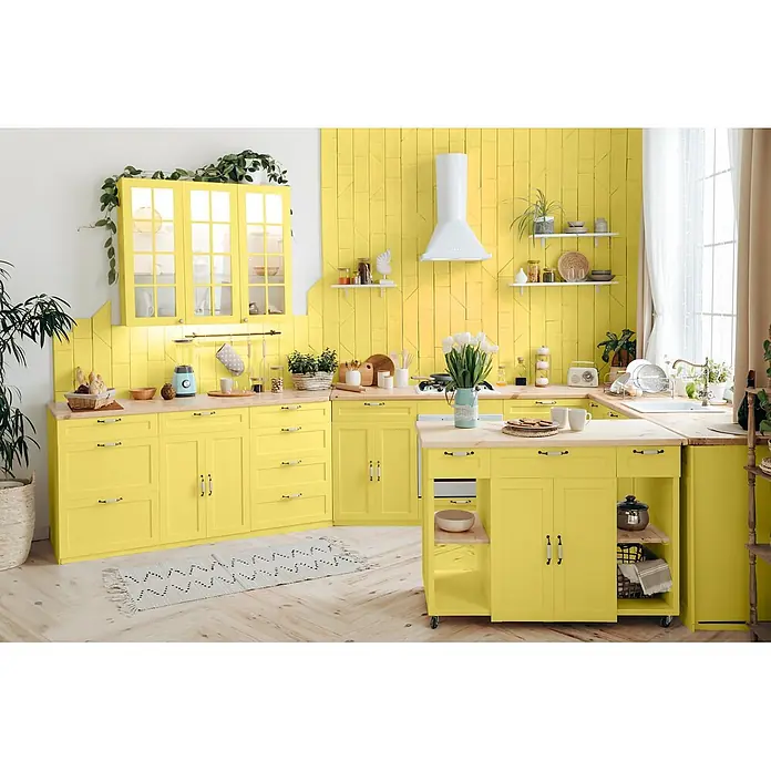 Caleo Color Buntlack Sonnengruß - Sonnengruß, Seidenmatt, 0,68 l, Wasserbasiert - Eine helle, moderne Küche mit leuchtend gelben Schränken und hellen Holz-Arbeitsplatten, die einen freundlichen und einladenden Raum schafft.