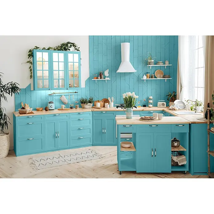 Caleo Color Buntlack Gletschertau - Gletschertau, Seidenmatt, 0,15 l, Wasserbasiert - Eine helle Küche mit türkisen Schränken, Holz-Arbeitsplatten und einer Kücheninsel.