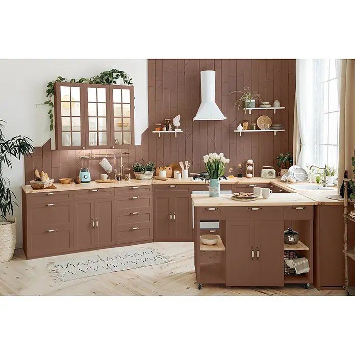 Caleo Color Buntlack Bärentatze - Bärentatze, Seidenmatt, 0,68 l, Wasserbasiert - Braune Küchenschränke und Spritzschutz mit hellen Holzplatten, inklusive einer Kücheninsel und Küchenutensilien.