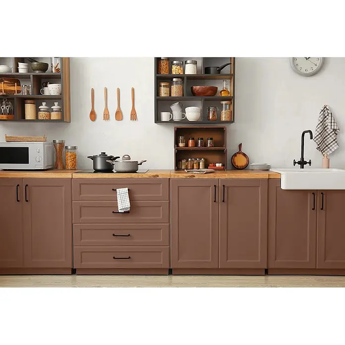 Caleo Color Buntlack Bärentatze - Bärentatze, Seidenmatt, 0,68 l, Wasserbasiert - Braune Küchenschränke mit Arbeitsplatten aus Holz und verschiedenen Küchenutensilien, darunter Spüle, Mikrowelle und Töpfe.
