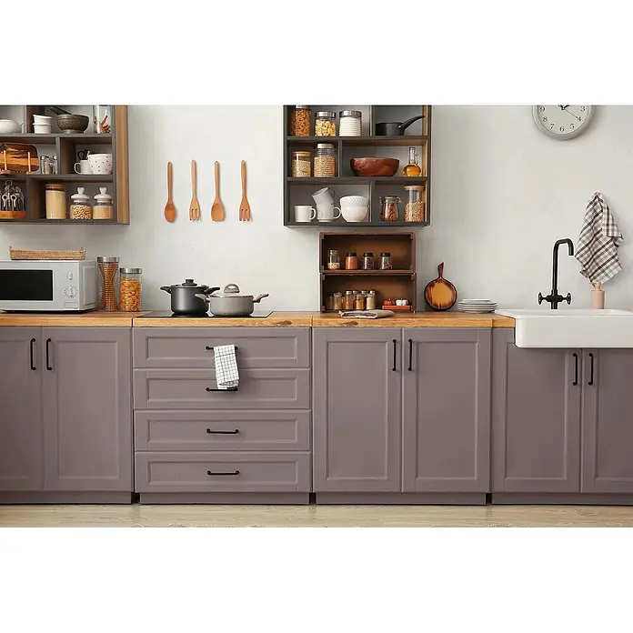 Caleo Color Buntlack Baumrinde - Baumrinde, Seidenmatt, 0,68 l, Wasserbasiert - Moderne Küche mit malvenfarbenen Schränken, Holzplatten, offenen Regalen und weißer Spüle.