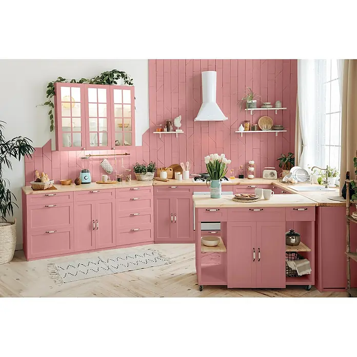 Caleo Color Buntlack Rosenquarz - Rosenquarz, Seidenmatt, 0,15 l, Wasserbasiert - Rosa Küche mit hellen Holz-Arbeitsplatten, Schränken, einem gefliesten Spritzschutz und einer Insel.