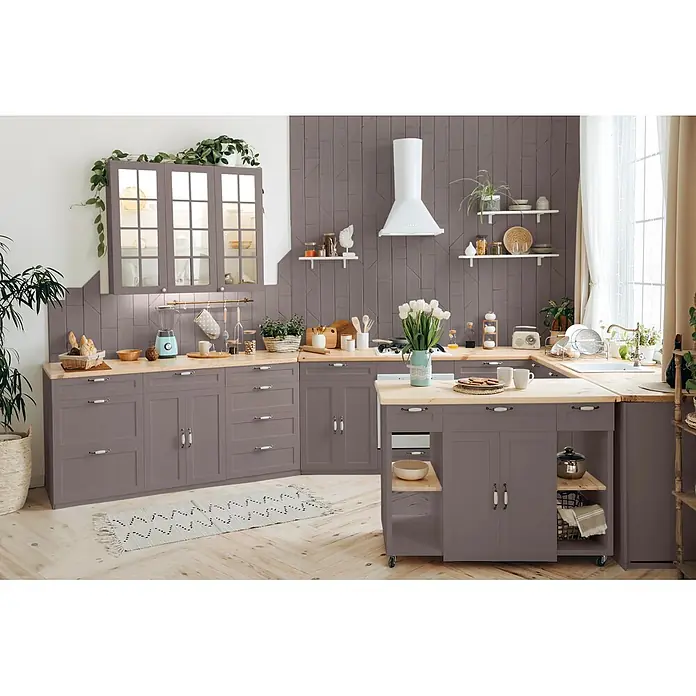 Caleo Color Buntlack Baumrinde - Baumrinde, Seidenmatt, 0,68 l, Wasserbasiert - Moderne Küche mit dunkelvioletten Schränken, hellen Holz-Arbeitsplatten, L-förmiger Anordnung und einer beweglichen Kücheninsel.