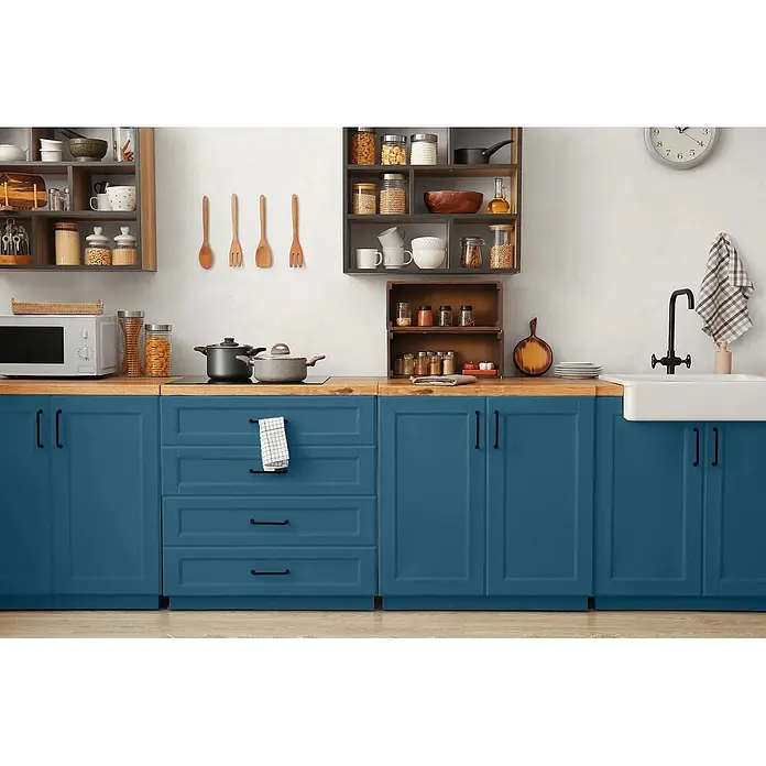 Caleo Color Buntlack Tiefsee - Tiefsee, Seidenmatt, 0,68 l, Wasserbasiert - Moderne Küche mit blauen Unterschränken, hellen Holz-Arbeitsplatten und verschiedenen Küchengeräten.