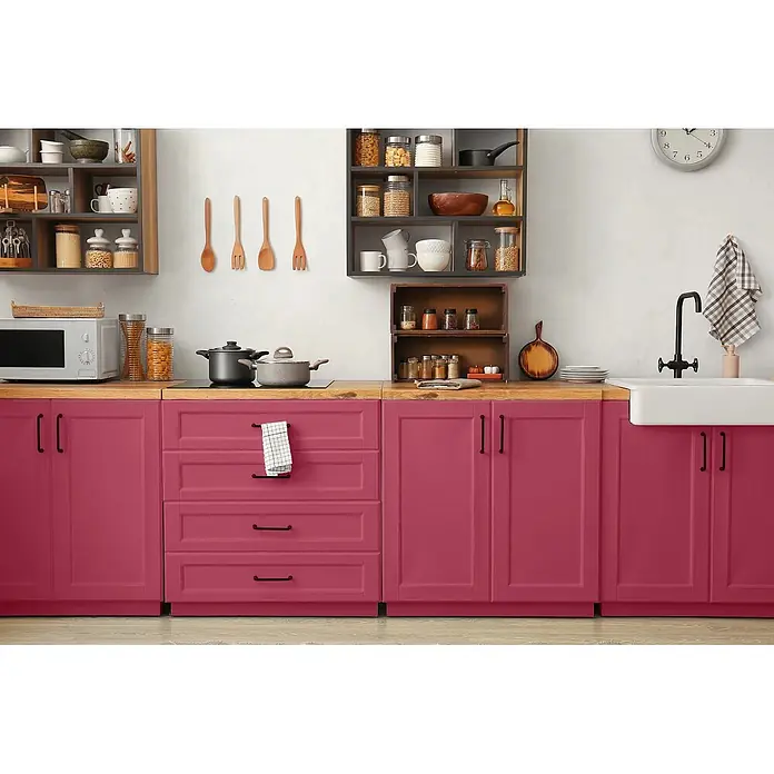 Caleo Color Buntlack Drachenglut - Drachenglut, Seidenmatt, 0,68 l, Wasserbasiert - Eine moderne Küche mit leuchtend magentafarbenen Unterschränken, Holztheken und offenen Regalen, ausgestattet mit Mikrowelle, Herd und Spüle.