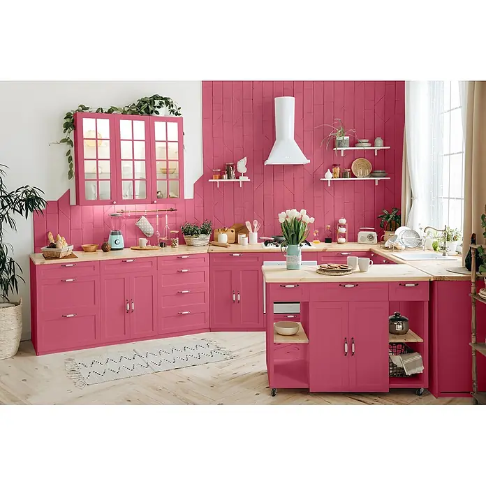 Caleo Color Buntlack Drachenglut - Drachenglut, Seidenmatt, 0,68 l, Wasserbasiert - Helle Küche mit fuchsiafarbenen Schränken und hellen Holz-Arbeitsplatten, präsentiert mit weißen Geräten und Küchenzubehör.