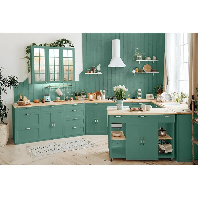 Caleo Color Buntlack Elbling - Elbling, Seidenmatt, 0,15 l, Wasserbasiert - Eine geräumige, U-förmige Küche mit grünen Schränken, Wandfliesen und hellen Holz-Arbeitsplatten.